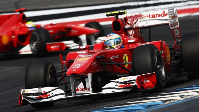 O espanhol Fernando Alonso, campeão do GP da Alemanha, à frente do segundo colocado, o brasileiro Felipe Massa