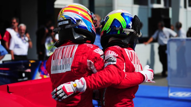 Fernando Alonso (esquerda) abraça o companheiro de equipe, Felipe Massa (direita), em comemoração ao pódio do GP da Alemanha