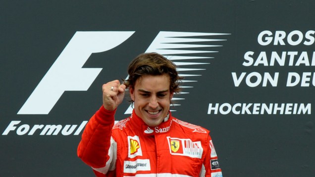 O espanhol Felipe Alonso comemora o primeiro lugar no GP de Fórmula 1 da Alemanha