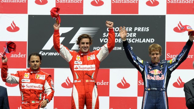 Pódio do GP da Alemanha, com o primeiro colocado, Fernando Alonso (centro), seguido de Felipe Massa (esquerda) em segundo e Sebastian Vettel (direita) em terceiro