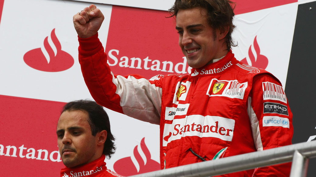 O campeão Fernando Alonso (direita) comemora o primeiro lugar no GP da Alemanha depois da polêmica ultrapassagem em seu companheiro Felipe Massa (esquerda)