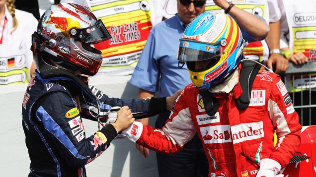 Fernando Alonso (direita) cumprimenta Sebastian Vettel, terceiro lugar no GP da Alemanha