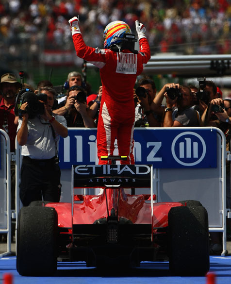 Primeiro lugar no GP da Alemanha, Fernando Alonso comemora encima do seu carro, no circuito de Hockenheim