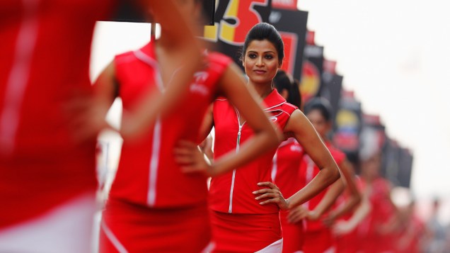 Grid girls aguardam o início do GP da Índia
