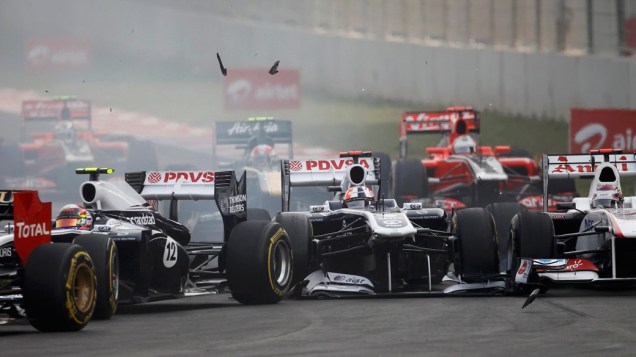 Acidente na primeira curva do GP da Índia envolvendo Rubens Barrichello, da Williams, e Kamui Kobayashi, da Sauber