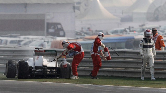 O japonés Kamui Kobayashi, da Sauber, abandona o GP da Índia
