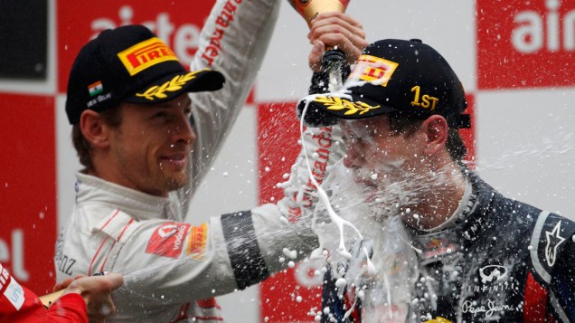 Sebastian Vettel (1° lugar), Jenson Button (2° lugar) e Fernando Alonso (3° lugar) comemoram no pódio após o GP da Índia