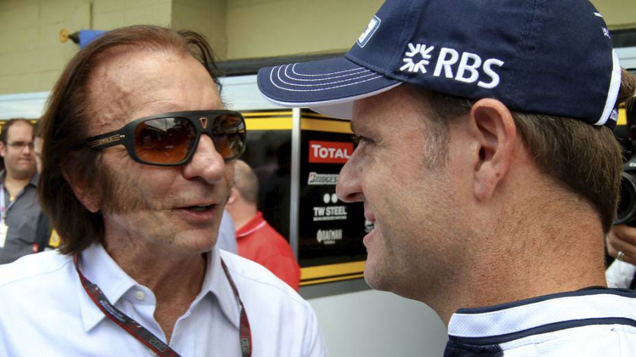 Rubens Barrichello conversa com o campeão Emerson Fittipaldi durante os preparativos do GP de Fórmula 1 no Brasil. 04/11/2010