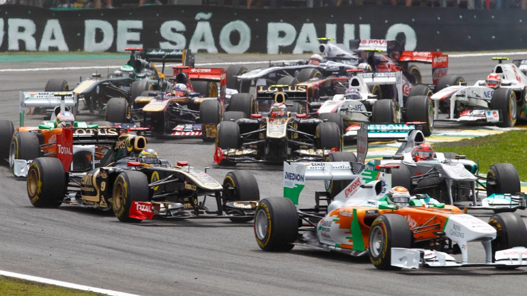 Pilotos disputam posições durante o Grande Prêmio Brasil de 2011