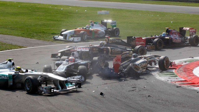 O alemão Niko Rosberg e outros carros durante acidente no GP da Itália