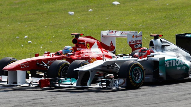 Fernando Alonso, da Ferrari, Michael Schumacher disputam posição no GP da Itália
