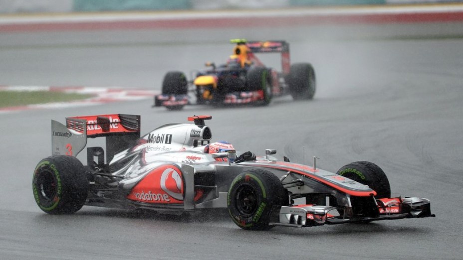 Jenson Button, da McLaren, tenta pilotar seu carro sob a forte chuva que atrapalhou o GP da Malásia, em Sepang, neste domingo