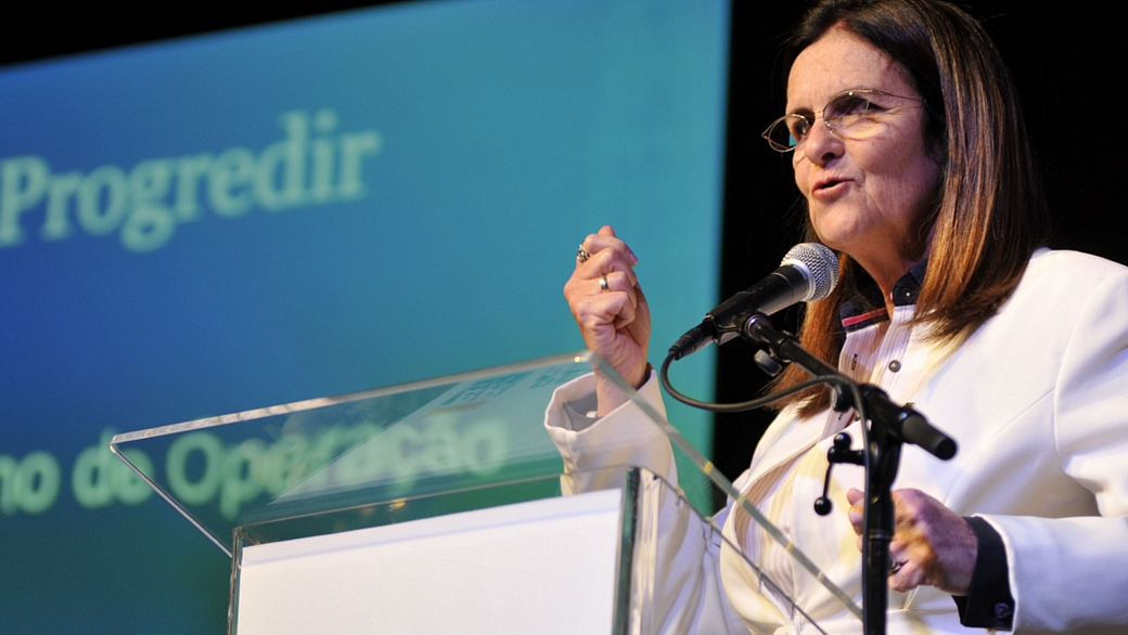 Presidente da Petrobras, Graça Foster, disse que rebaixamento da estatal é um 'alerta'