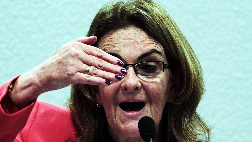 A presidente da Petrobras, Graça Foster, durante audiência conjunta no Senado em Brasília, na manhã desta terça-feira (15), para prestar esclarecimentos sobre denúncias envolvendo a estatal