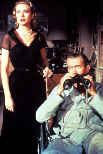 Em Janela Indiscreta (1954), o diretor Alfred Hitchcock pediu à figurinista Edith Head que transformasse Kelly em uma boneca de porcelana.