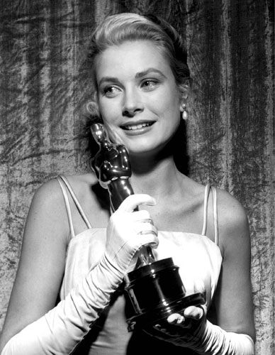 Kelly recebeu o Oscar de melhor atriz, em 1955, com um vestido longo de cetim verde-azulado, também criado por Edith Head.