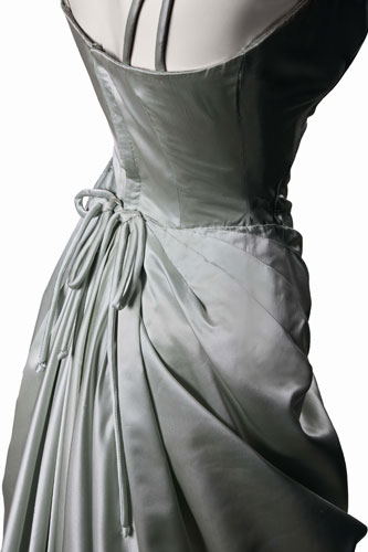 Detalhe das costas drapeadas do vestido - Kelly, que não se importava de repetir os modelos, usou o mesmo traje em outras duas ocasiões.