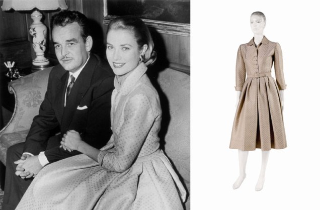 Desenhado por Branell Shirtwaist, o vestido usado durante o anúncio do seu noivado com o Príncipe Rainier marcava bastante a cintura - o estilo de Kelly não envelheceu.