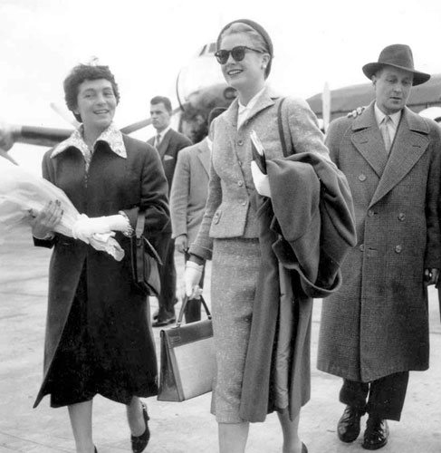 Em 1955, chegando ao Aeroporto de Orly, em Paris. Com sua carreira de atriz em ascensão, Kelly passou a voar frequentemente entre Hollywood, Nova York, África e Europa.