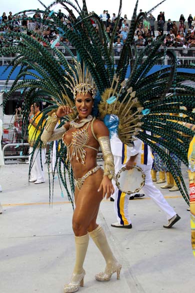 Gracyanne Barbosa desfilando como rainha da bateria da escola de samba Império da Casa Verde, no Sambódromo do Anhembi