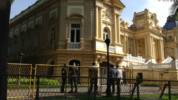 Sede do governo do Rio é protegida por duas fileiras de grades antes do protesto