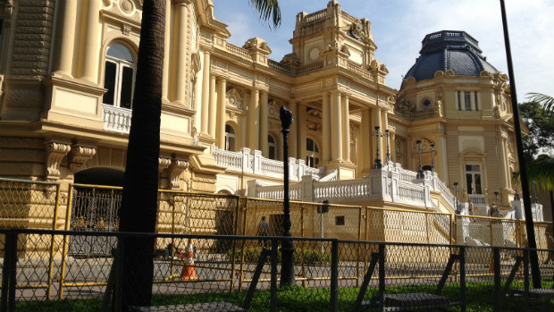Sede do governo estadual do Rio é protegida por duas fileiras de grades