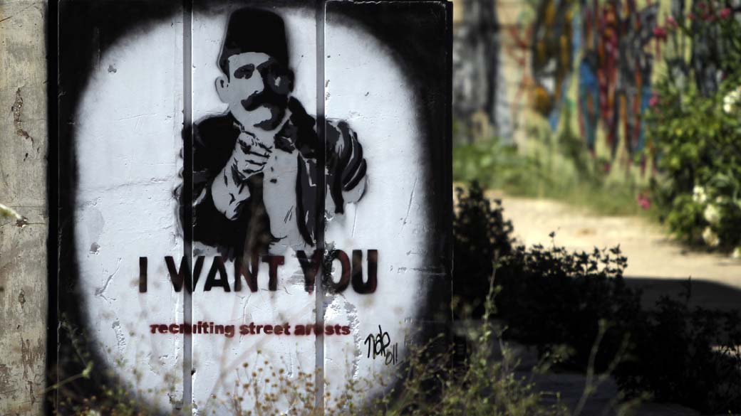 Grafite com a mensagem “Queremos você! Procura-se artistas urbanos”, em muro na capital Beirute, Líbano