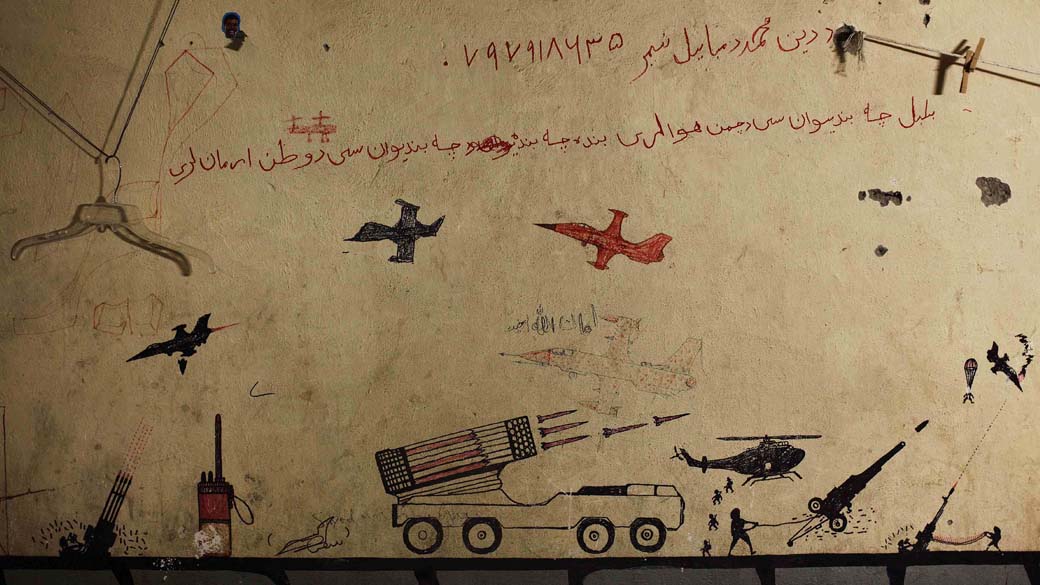 Grafite nas paredes de antigo complexo talibã em Musa Qala, no Afeganistão, atualmente ocupado pelo exército americano