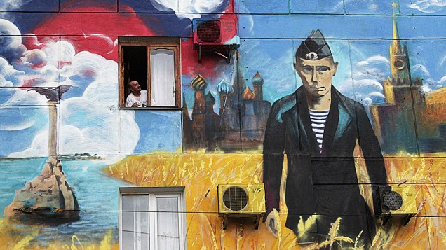 Grafite retratando o presidente russo Vladimir Putin como um camponês foi pintado em um prédio de Sevastopol, na Crimeia