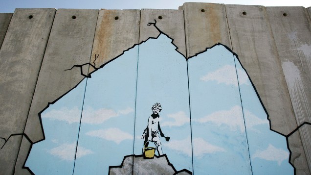 Grafite intitulado "Art Attack" do grafiteiro Banksy, no muro entre Israel e Csjordânia