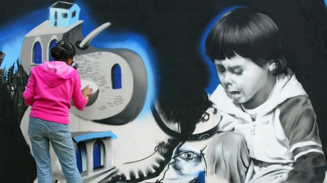 Grafiteiros pintam muro em Londres, na Inglaterra