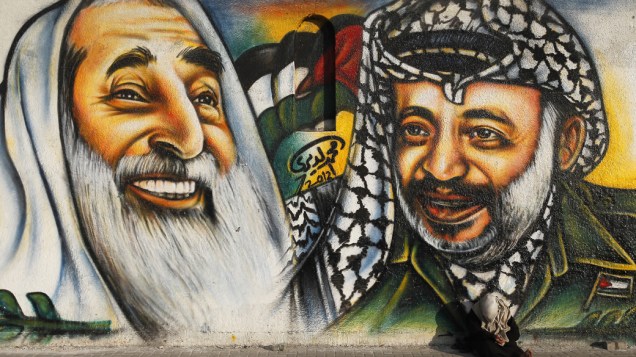 Grafite com a imagem do líder do Hamas, Ahmed Yassin e do líder palestino Yasser Arafat, na Cidade de Gaza