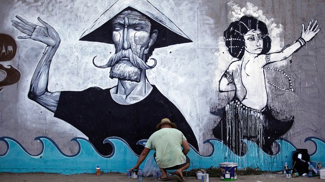 Grafiteiro termina desenho durante festival em Sofia, na Bulgária