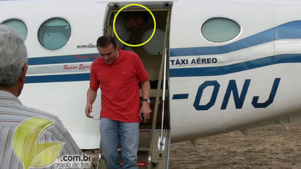 Ex-secretário de Políticas Públicas de emprego do Ministério Ezequiel Nascimento desce de avião no Maranhão, seguido pelo ministro do Trabalho Carlos Lupi