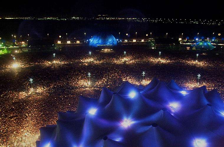 Cerca de 1,5 milhão de pessoas participaram do Rock in Rio III, um dos maiores festivais de música do mundo, no Rio de Janeiro, em janeiro de 2001.