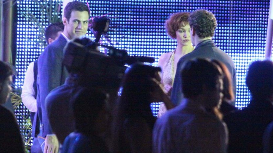 Carlos Casagrande, Julia Lemmertz e Dan Stulbach durante gravação na Barra da Tijuca, Rio de Janeiro
