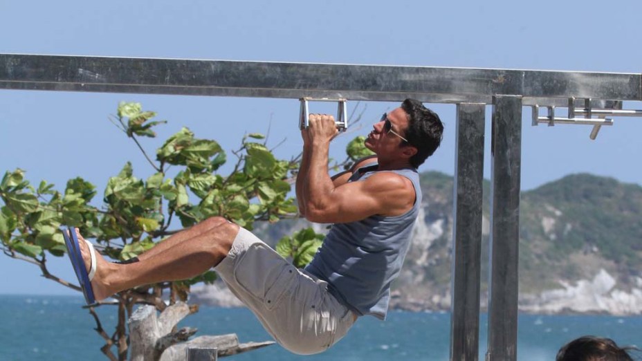 Carlos Machado durante gravação na Barra da Tijuca, Rio de Janeiro