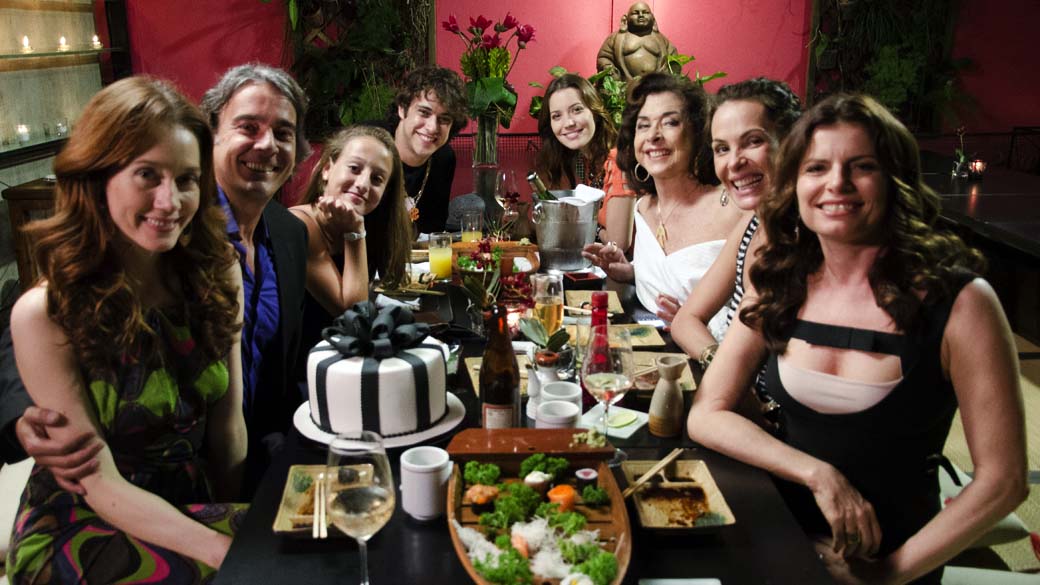 Cadinho (Alexandre Borges), Alexia (Carolina Ferraz), Noêmia (Camila Morgado), Verônica (Debora Bloch), Debora (Nathalia Dill), Tomás (Ronny Kriwat), Paloma (Bruna Griphao) e Pilar (Betty Faria) durante gravações de Avenida Brasil