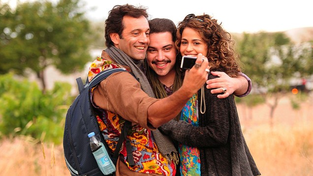 Zyah (Domingos Montagner), Demir (Tiago Abravanel) e Morena (Nanda Costa) durante gravações da nova novela da Globo Salve Jorge