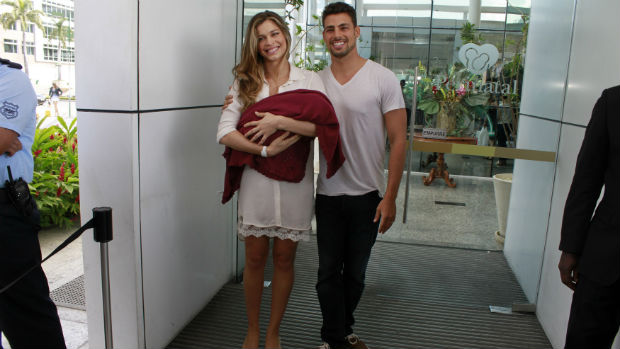 Grazi Massafera e Cauã Reymond deixam maternidade com a filha Sofia