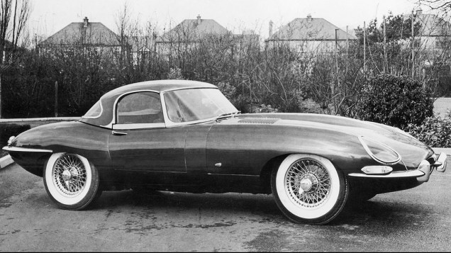 Jaguar E-Type: na linha de produção entre 1961 e 1975, foi concorrente da Ferrari na época, e o preferido de muitos artistas e de membros da realeza. Passa dos 100.000 dólares.