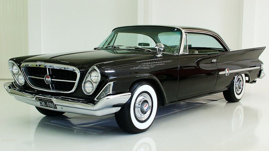 Chrysler 300: o modelo 1955 era quase de “corrida”, com motor V8 e velocidade máxima de 200km/hora. No mercado pode custar quase 80.000 dólares.