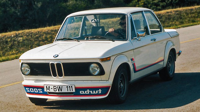 BMW 2002: o modelo TII tem duas portas, motor 2.0 litros, e gera 130 cavalos. Pode ser achado no mercado por 20.000 dólares