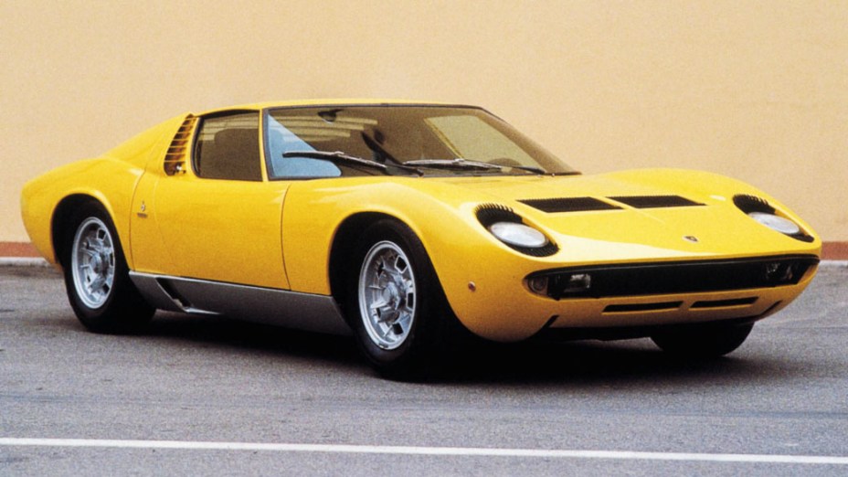 Lamborghini Miura: o maior concorrente da Ferrari nos anos 1960. Este modelo foi fabricado entre 1966 e 1972 e tinha motor V12, 4.0 litros. O modelo 1971 SV, o mais rápido deles, pode custar quase 1 milhão de dólares.