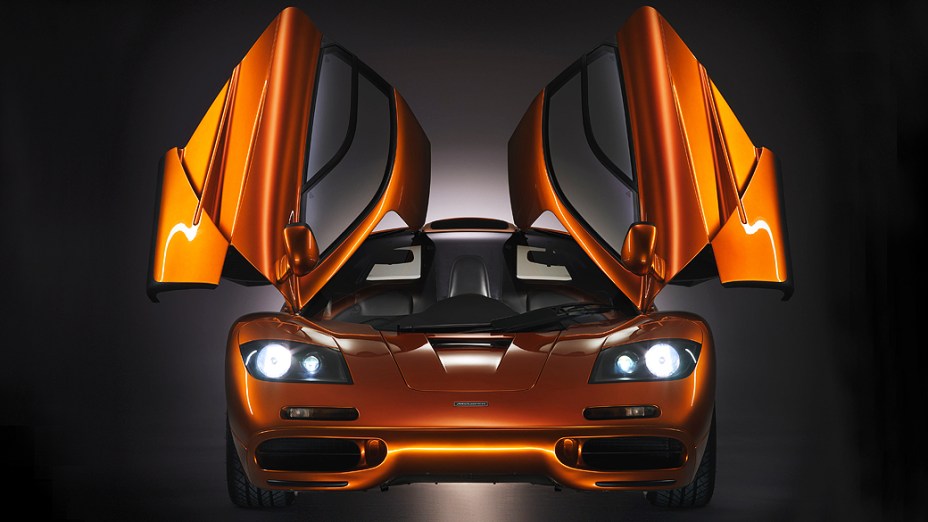 McLaren F1: apenas 106 unidades deste supercarro projetado por Gordon Murray saíram da fábrica entre 1992 e 1998. Tinha três lugares – o do motorista central - , motor  V12, 6.1 litros, e máxima de 391 km/hora (sem limitador). Avaliada em 3,5 milhões de dólares