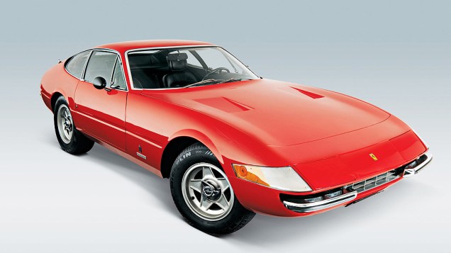 Ferrari 275 GTB/4: fabricado entre 1966 e 1968, motor 3.3 litros , V12 e máxima de 260 km/hora. Avaliada em mais de 1,3 milhão de dólares.
