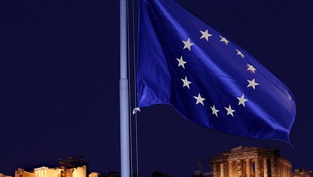 Bandeira da União Europeia tremula à frente do Parthenon, em Atenas: acordo pode evitar contágio da crise para outros países europeus