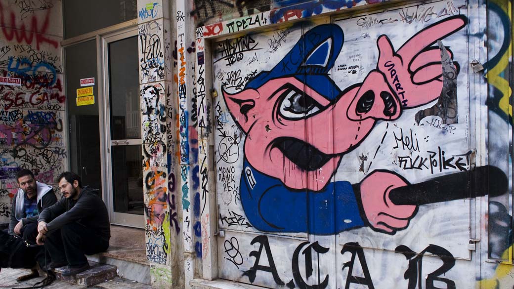 Grafites ilustram os efeitos das medidas de austeridade propostas pelo governo grego na cidade de Atenas, Grécia