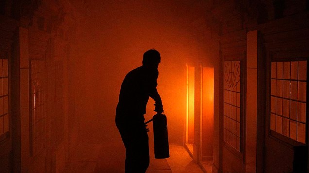 Homem tenta apagar incêndio em um cinema de Atenas