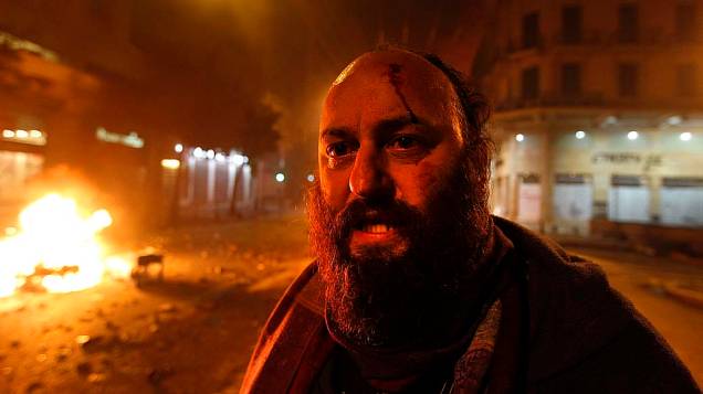 Manifestante ferido por policiais durante protestos violentos no centro de Atenas